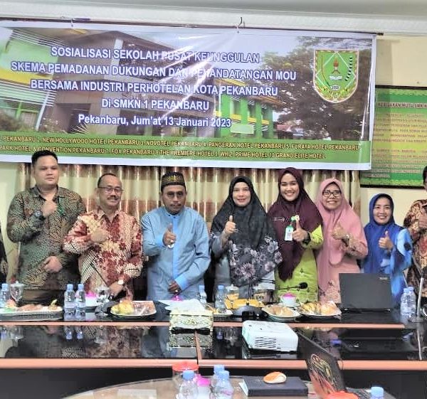 SMKN 1 Pekanbaru menyelenggarakan Sosialisasi Sekolah Pusat Keunggulan Skema Pemadanan dan Penandatangan MoU bersama Industri Perhotelan