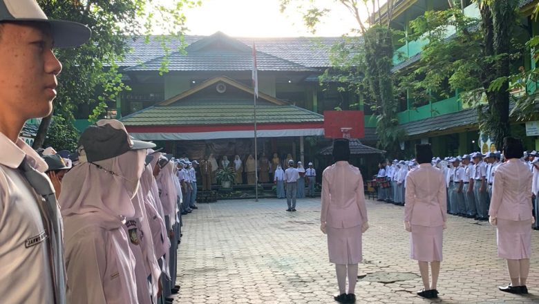 Bapak Imrawardi Sebagai Pembina Upacara Bendera di SMK Negeri 1 Pekanbaru Pagi Ini.