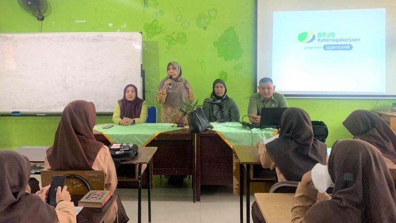 Sosialisasi BPJS Ketenagakerjaan untuk Siswa Kelas XI SMKN 1 Pekanbaru