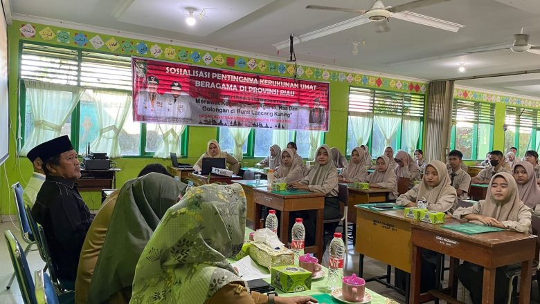 Badan Kesatuan Bangsa dan Politik ( Kesbangpol ) Provinsi Riau Gelar Sosialisasi Kerukunan Umat Beragama di SMK Negeri 1 Pekanbaru
