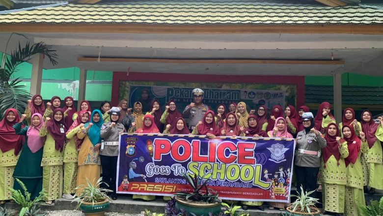 Kanit Turjawali Sat Lantas Polresta Pekanbaru, Iptu Yudiarto, SH Pembina Upacara di SMK Negeri 1 Pekanbaru.