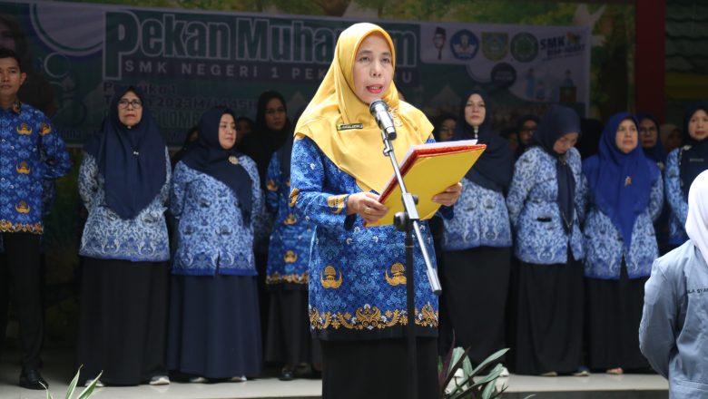 Upacara Bendera Memperingati HUT RI ke 78 di SMK Negeri 1 Pekanbaru