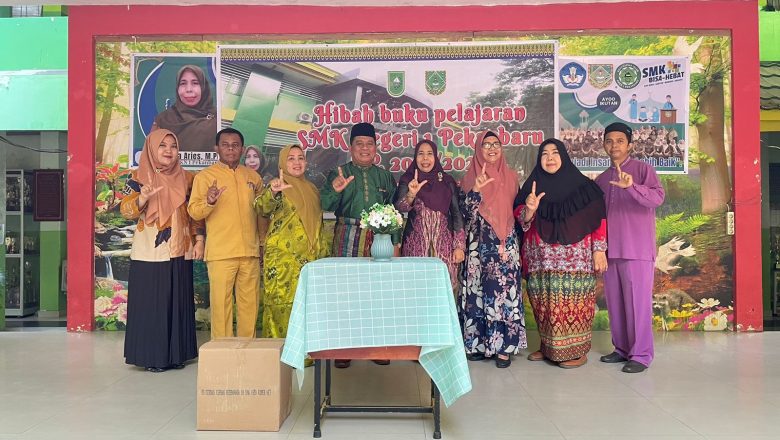 SMK Negeri 1 Pekanbaru Hibahkan Buku Pelajaran ke SMA Batu Ampar.
