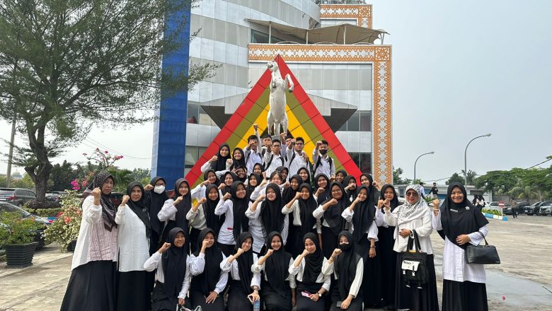 Outing Class X Jurusan MPLB di Riau Pos