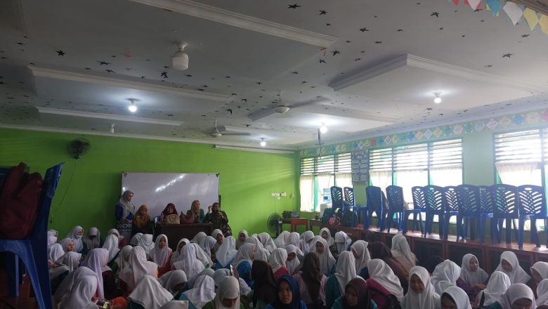Merajut di Acara Keputrian SMK Negeri 1 Pekanbaru