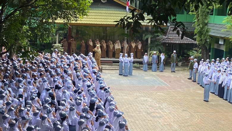 Upacara Bendera Pertama Ibu Kepala Sekolah di SMK Negeri 1 Pekanbaru.