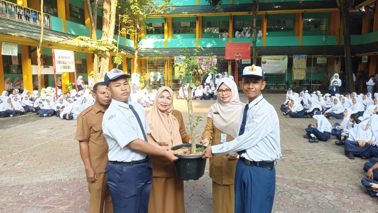 Penyerahan Bunga dari Siswa kepada Sekolah