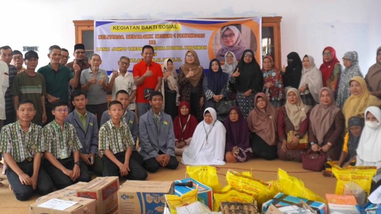 SMK Negeri 1 Pekanbaru Kunjungi Panti Sosial Tresna Werdha Khusnul Khatimah.