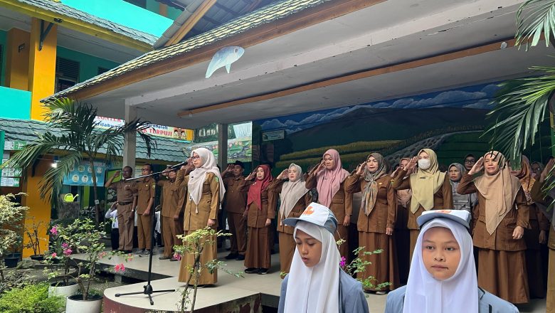 Upacara Bendera Memperingati Hari Kartini 21 April Di Lapangan SMKN 1 Pekanbaru.