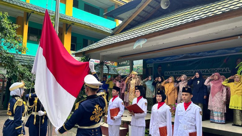 Peringati Hari Pendidikan Nasional, SMKN 1 Pekanbaru Gelar Upacara dan Pentas Seni Meriah