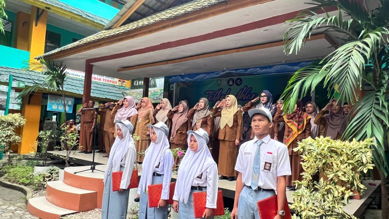 Kegiatan Upacara Bendera SMK Negeri 1 Pekanbaru Kelas XI MPLB 2