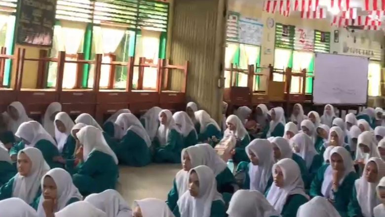 Keputrian Kelas XI di Aula SMKN 1 Pekanbaru
