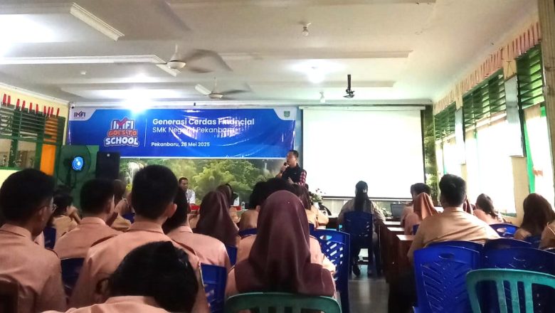 Sosialisasi Literasi Keuangan Lembaga Keuangan Non-Bank di SMKN 1 Pekanbaru