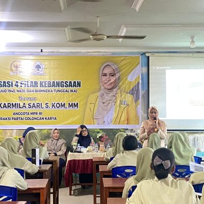 Sosialisasi 4 Pilar Kebangsaan Bersama Anggota MPR-RI Dr. Hj. Karmila Sari di SMKN 1 Pekanbaru