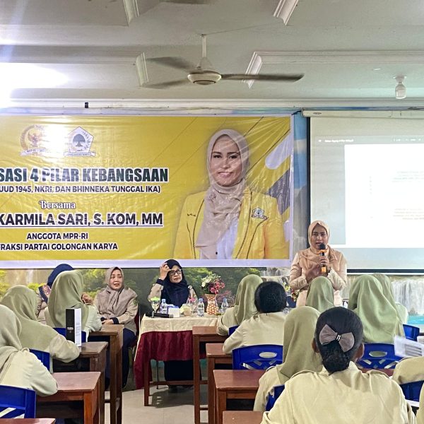 Sosialisasi 4 Pilar Kebangsaan Bersama Anggota MPR-RI Dr. Hj. Karmila Sari di SMKN 1 Pekanbaru
