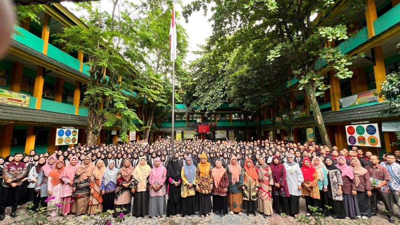 SMKN 1 Pekanbaru Lepas 428 Siswa Kelas XII untuk Magang di Dunia Industri