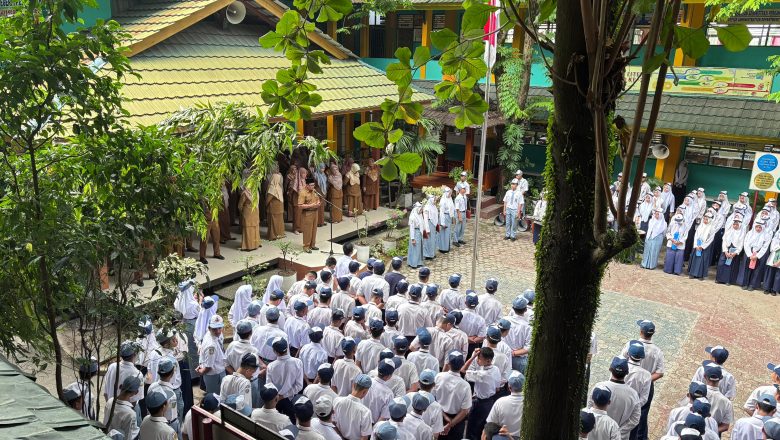 Menumbuhkan Karakter dan Nasionalisme Lewat Upacara Bendera di SMKN 1 Pekanbaru