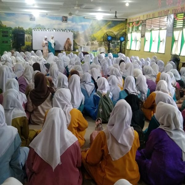 Kegiatan Keputrian SMKN 1 Pekanbaru Isi Waktu Dzuhur dengan Nilai Religius