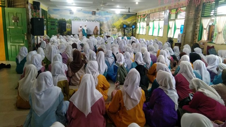 Kegiatan Keputrian SMKN 1 Pekanbaru Isi Waktu Dzuhur dengan Nilai Religius