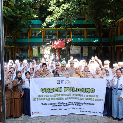 Police Goes To School dan Green Policing Ditlantas Polda Riau Isi Upacara Bendera di SMK Negeri 1 Pekanbaru