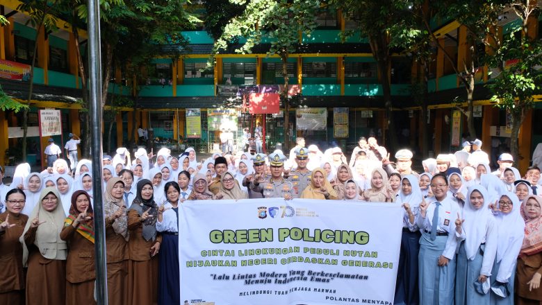 Police Goes To School dan Green Policing Ditlantas Polda Riau Isi Upacara Bendera di SMK Negeri 1 Pekanbaru