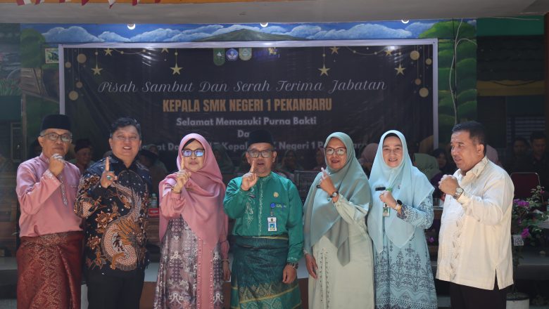 Estafet Kepemimpinan: Pisah Sambut Penuh Haru dan Semangat Baru di SMKN 1 Pekanbaru