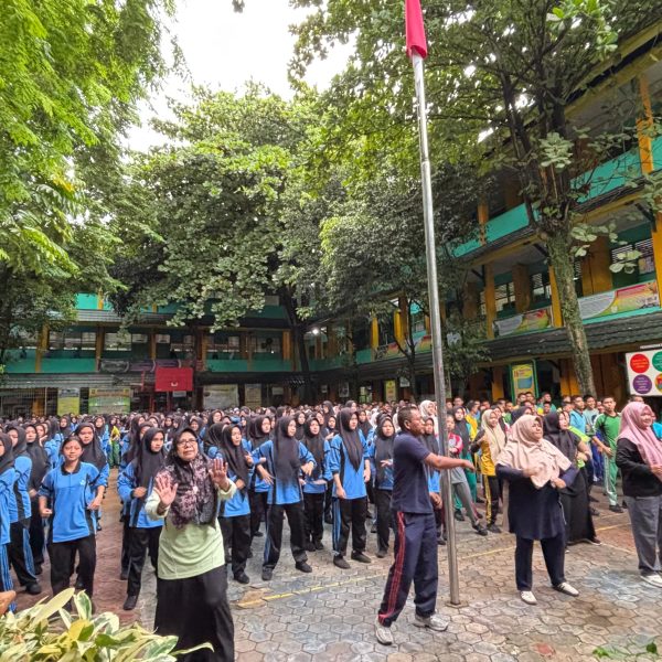 Semangat Membara! Warga SMKN 1 Pekanbaru Lakukan Senam Sehat Bersama