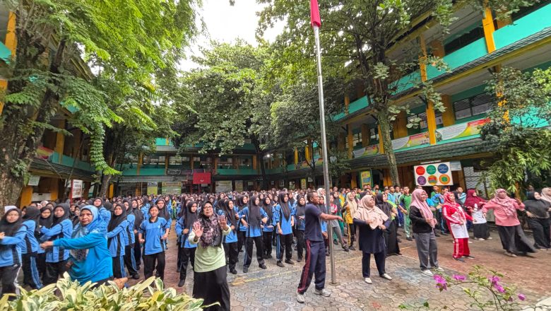 Semangat Membara! Warga SMKN 1 Pekanbaru Lakukan Senam Sehat Bersama