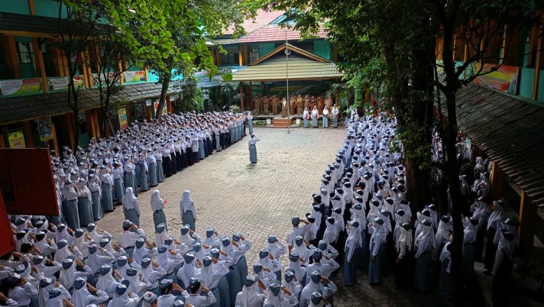 Semangat Nasionalisme: XI AKL 3 Sukses Laksanakan Upacara Bendera di SMKN 1 Pekanbaru