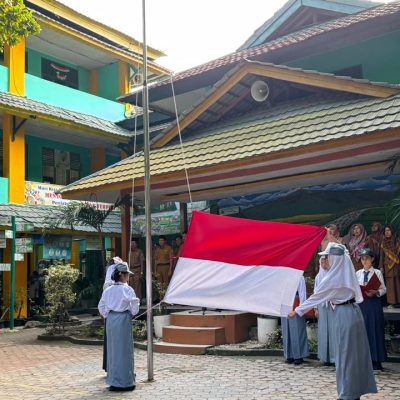 Kepala SMKN 1 Pekanbaru Tekankan Pentingnya Karakter dan Kompetensi dalam Upacara Bendera yang Berlangsung Khidmat