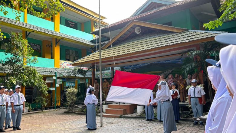 Kepala SMKN 1 Pekanbaru Tekankan Pentingnya Karakter dan Kompetensi dalam Upacara Bendera yang Berlangsung Khidmat
