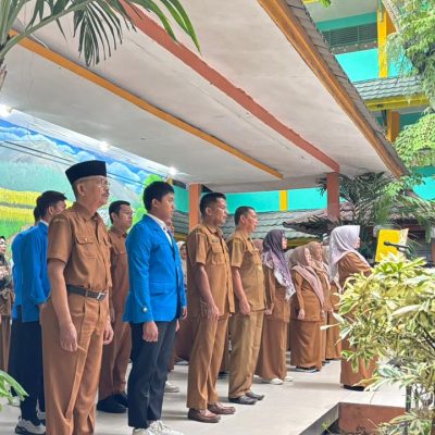 Tanamkan Kejujuran Sejak Dini, SMKN 1 Pekanbaru Gelar Upacara Bendera dan Perpisahan Guru PPL UIR