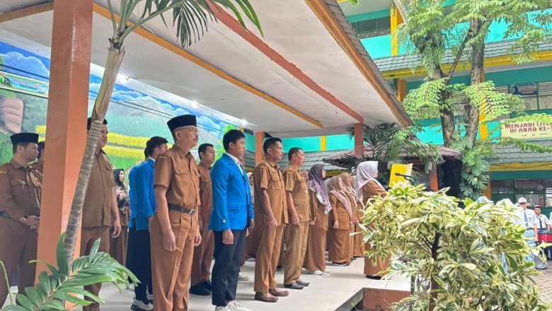 Tanamkan Kejujuran Sejak Dini, SMKN 1 Pekanbaru Gelar Upacara Bendera dan Perpisahan Guru PPL UIR