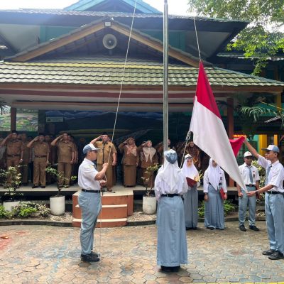 Basah Tak Menghalangi Semangat Merah Putih di SMKN 1 Pekanbaru