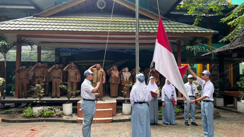 Basah Tak Menghalangi Semangat Merah Putih di SMKN 1 Pekanbaru