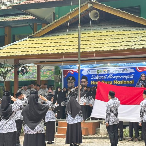 Gebyar Hari Guru ke-80 di SMKN 1 Pekanbaru: Saat Sang Pahlawan Berdiri Jadi Inspirasiku di Lapangan Upacara!
