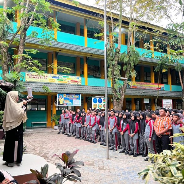 Launching Buku Antologi Karya Guru dan Jalan Santai Warga SMK N 1 Pekanbaru