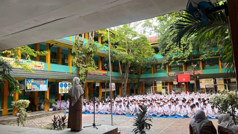 Hari Pertama Masuk Sekolah Pasca Libur Idul Fitri 1447 H di SMKN 1 Pekanbaru