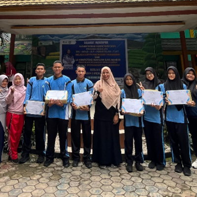 Kegiatan Senam Rutin, Pembagian Hadiah, dan Pengumuman Prestasi Siswa SMK Negeri 1 Pekanbaru