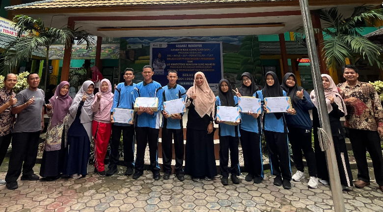 Kegiatan Senam Rutin, Pembagian Hadiah, dan Pengumuman Prestasi Siswa SMK Negeri 1 Pekanbaru