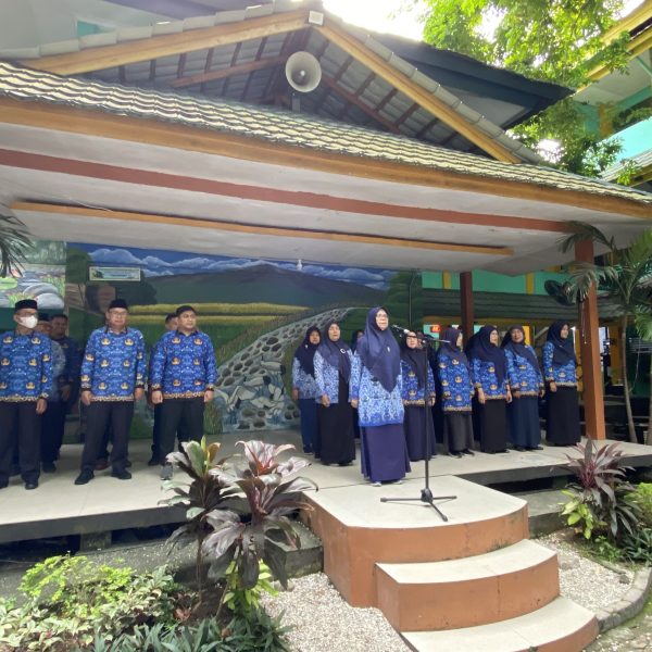 Upacara Bendera Peringati Hari Pendidikan Nasional ke-67 di SMKN 1 Pekanbaru Berlangsung Khidmat