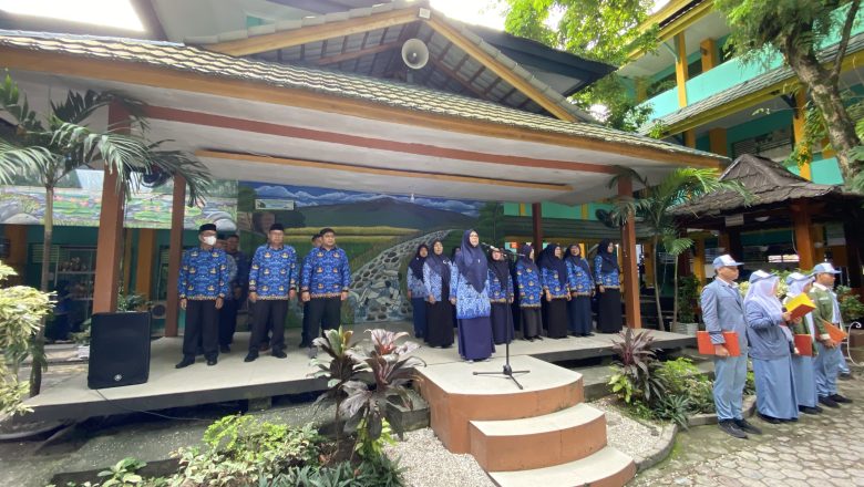 Upacara Bendera Peringati Hari Pendidikan Nasional ke-67 di SMKN 1 Pekanbaru Berlangsung Khidmat