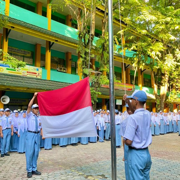 Pelaksanaan Upacara Bendera dalam Rangka Memperingati Hari Lahir Pancasila di SMKN 1 Pekanbaru