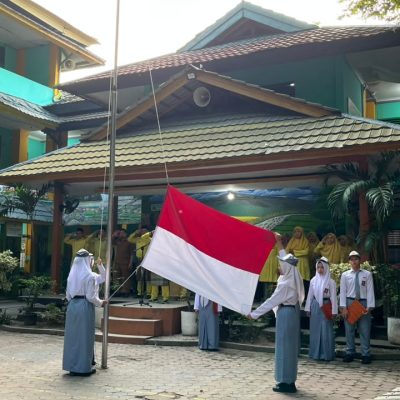 Pelaksanaan Upacara Bendera Senin Pagi di SMKN 1 Pekanbaru Berlangsung Khidmat, Tekankan Kesiapan Siswa Kelas XII Hadapi Magang