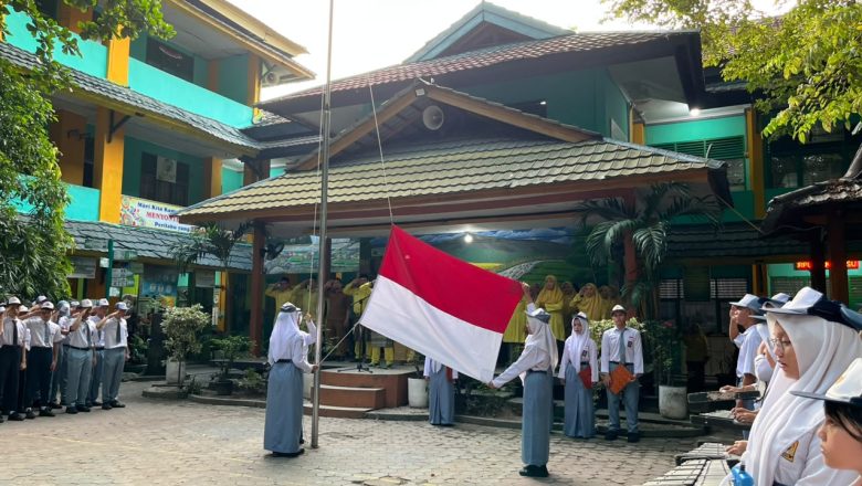 Pelaksanaan Upacara Bendera Senin Pagi di SMKN 1 Pekanbaru Berlangsung Khidmat, Tekankan Kesiapan Siswa Kelas XII Hadapi Magang