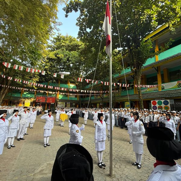 Upacara Bendera HUT ke-81 Kemerdekaan Republik Indonesia di SMKN 1 Pekanbaru Berlangsung Khidmat