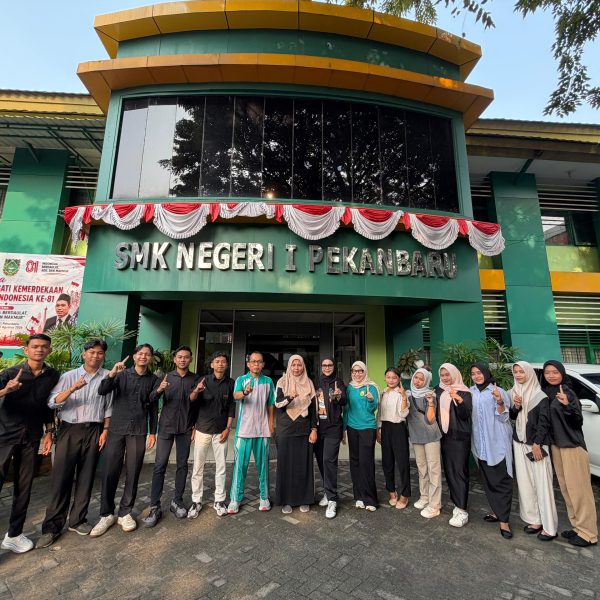 SMK Negeri 1 Pekanbaru Melepas 14 Orang Alumni Perhotelan Tahun 2026 Melanjutkan Pendidikan di Kampus EWIC Malaysia.